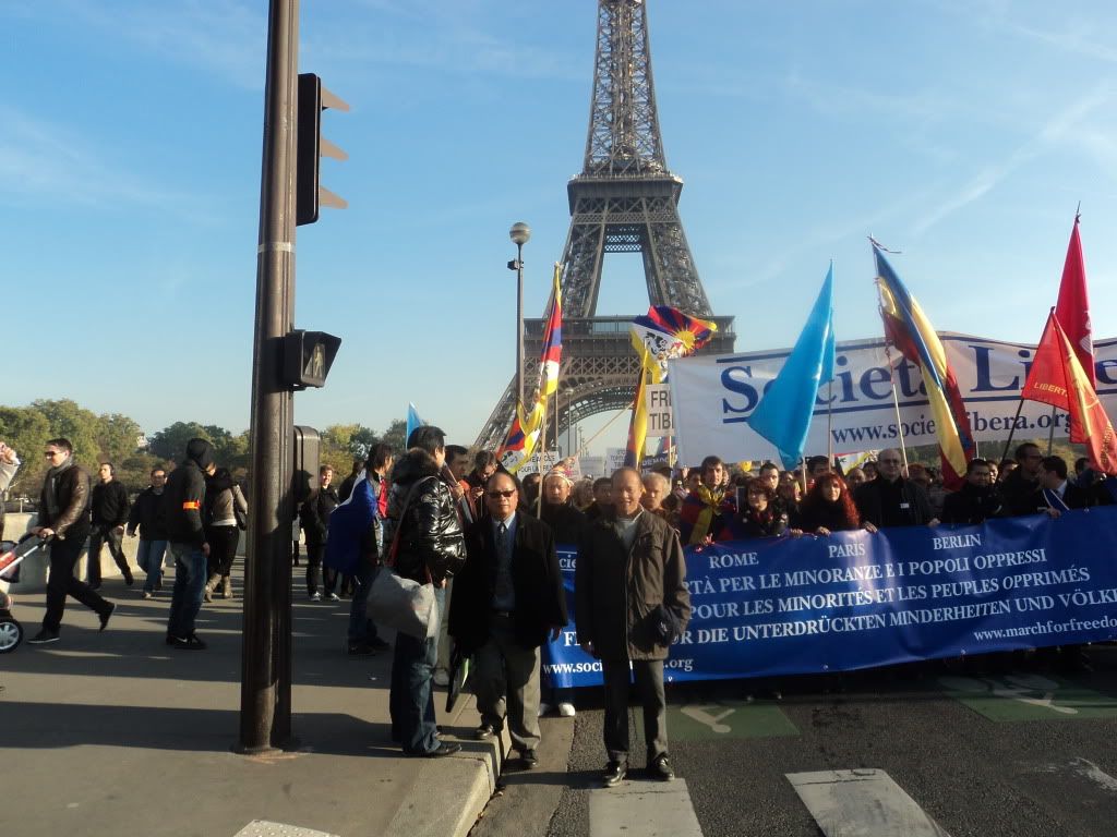 Đoàn diễu hành đi từ Tượng đài Tự do ở cầu Grenelle đến Công trường Nhân quyền Trocadéro Đoàn diễu hành đi từ Tượng đài Tự do ở cầu Grenelle đến Công trường Nhân quyền Trocadéro