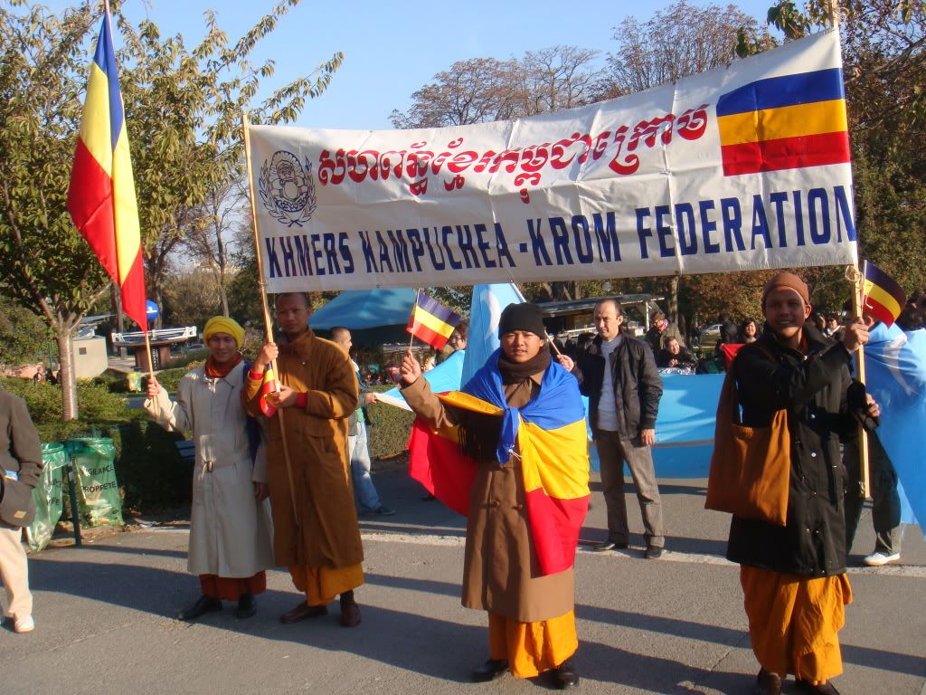 Liên minh Khmer Krom (KKF)tham dự diễu hành tại Paris Liên minh Khmer Krom (KKF)tham dự diễu hành tại Paris