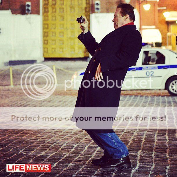 Schwarzenegger_take_picture_in_Russia_Jan_2013